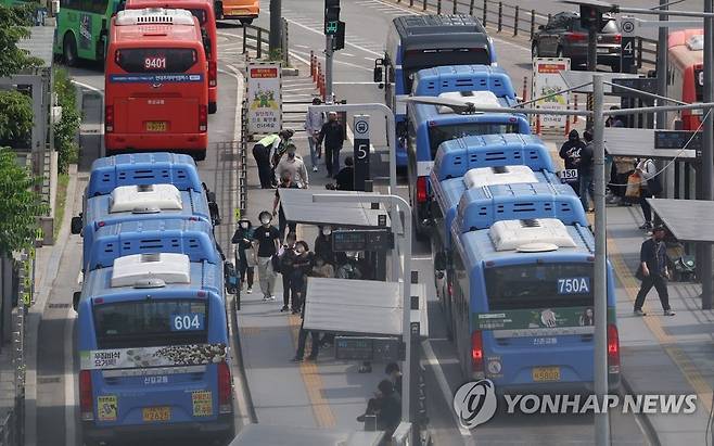 서울역 환승센터에 정차한 버스들 [연합뉴스 자료사진]