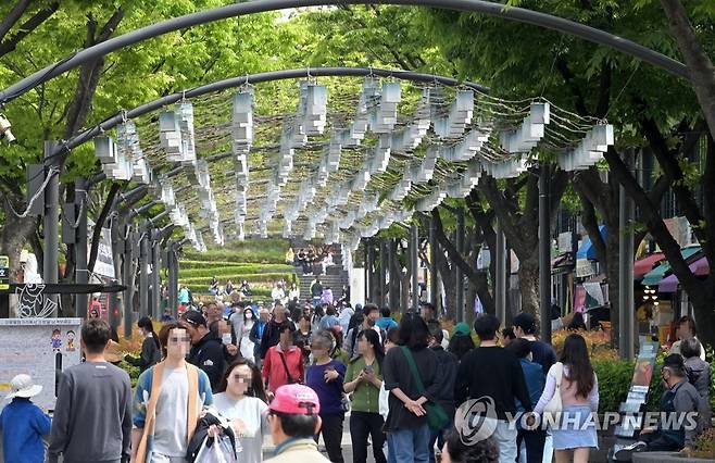 사람들로 북적이는 강릉 월화거리 (강릉=연합뉴스) 유형재 기자 = 23일 강원 강릉시 월화거리가 관광객과 주민들로 붐비고 있다.
    강릉시와 강원도는 최근 강릉에서 발생한 대형산불로 인한 지역 경기 침체를 우려해 강릉 여행을 호소하고 있다. 2023.4.23 yoo21@yna.co.kr