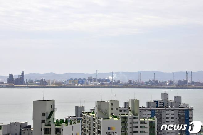 23일 오전 경북 포항시 하늘을 뒤덮고 있던 중국발 황사와 미세먼지가 점차 사라지면서 포스코 포항제철소 상공 위로 푸른하늘이 모습을 드러내고 있다.2023.4.23/뉴스1 ⓒ News1 최창호 기자