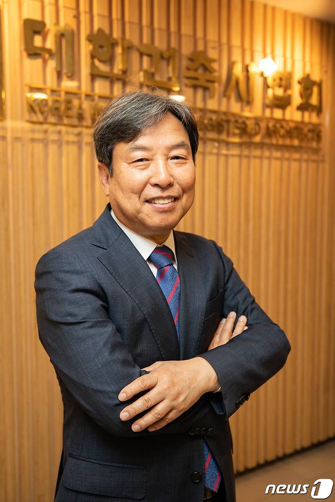석정훈 대한건축사협회장이 17일 서울 서초구 대한건축사협회에서 뉴스1과 인터뷰에 앞서 포즈를 취하고 있다. 2023.4.17/뉴스1 ⓒ News1 유승관 기자