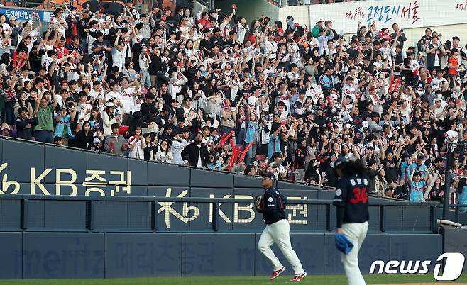 1일 오후 서울 송파구 잠실야구장에서 열린 2023 신한 SOL KBO리그 롯데 자이언츠와 두산 베어스의 개막 경기, 3루 롯데 응원단이 9회말 2사 실점 없이 이닝을 마친 김원중을 연호하고 있다. 2023.4.1/뉴스1 ⓒ News1 김진환 기자