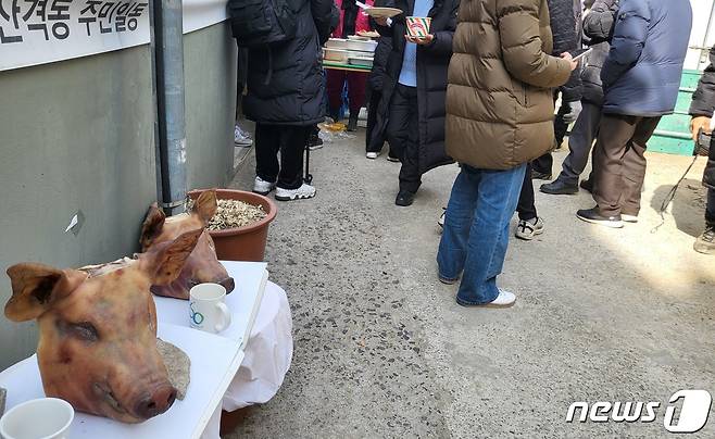 대구 북구 대현동 경북대 인근의 이슬람사원(모스크) 건립을 반대하는 주민 등이 모스크 공사장 앞에서 이스람 문명권에서 식육으로 먹는 것을 금기시하는 돼지고기 수육 등을 나눠 먹는 행사를 하고 있다. (사진은 기사 내용과 무관함)  ⓒ News1 DB