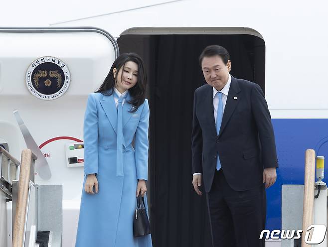 5박7일 일정으로 미국을 국빈 방문하는 윤석열 대통령과 김건희 여사가 24일 오후 경기 성남시 서울공항을 통해 출국하고 있다. 2023.4.24/뉴스1 ⓒ News1 신웅수 기자