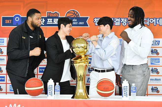 리그 MVP 대결을 펼쳤던 양팀 주축 선수들. 사진 | KBL