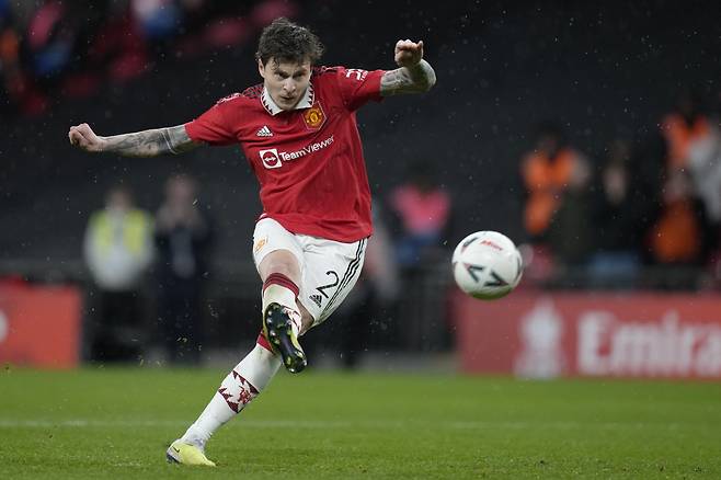 Manchester United's Victor Lindelof scores the winning penalty during the English FA Cup semifinal soccer match between Brighton and Hove Albion and Manchester United at Wembley Stadium in London, Sunday, April 23, 2023. (AP Photo/Kirsty Wigglesworth)







<저작권자(c) 연합뉴스, 무단 전재-재배포 금지>