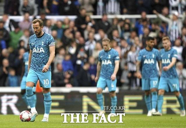 해리 케인(맨왼쪽)을 비롯한 토트넘 선수들이 23일 뉴캐슬과 EPL 32라운드 원정경기에서 1-6 참패를 당한 뒤 침통한 표정으로 경기장을 떠나고 있다./뉴캐슬=AP.뉴시스