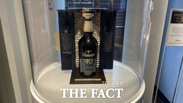 발렌타인 40년 마스터클래스 컬렉션 보틀의 모든 장식은 수작업을 통해 완성됐으며, 각 보틀 마다 고유 번호가 새겨져 있다. 사진은 발렌타인 40년 마스터클래스 컬렉션 보틀. /박지성 기자