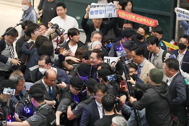 '전당대회 돈봉투' 의혹 송영길 전 더불어민주당 대표가 24일 인천국제공항으로 귀국하고 있다./뉴시스