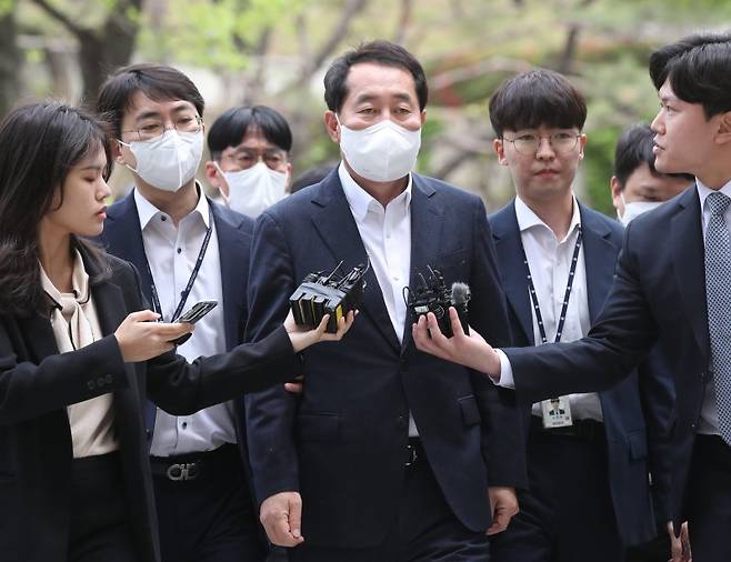 2021년 더불어민주당 전당대회 돈 봉투 의혹의 핵심 인물인 강래구 전 한국수자원공사 상임감사위원이 지난 21일 서울 서초구 서울중앙지방법원에서 열린 구속 전 피의자 심문(영장실질심사)에 출석하고 있다.(공동취재) /사진=뉴스1