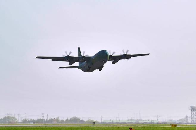 21일 공군 제5공중기동비행단에서 C-130J 수송기가 수단 교민철수 해외임무를 수행하기 위해 이륙하고 있다. (국방부 제공) 2023.4.21/뉴스1 /사진=뉴스1