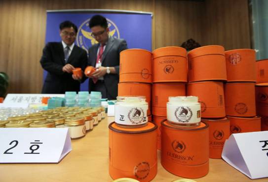 과거 중국 등지에서 대량으로 수입된 짝퉁 마유크림은 어느 제품이 정품인지 구분하기 힘들 정도로 위조돼 화제를 모았다. 연합뉴스