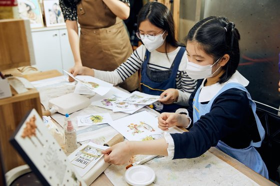 냅킨아트 공예품을 만드는 데 사용할 냅킨을 고르고 있는 소중 학생기자단.