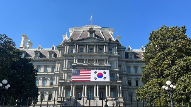 (위) 미국 수도 워싱턴 D.C. 거리에 성조기와 함께 걸린 태극기 (아래) 미국 정부 청사인 아이젠하워 행정동에 걸린 성조기와 태극기 (사진: KBS, 연합뉴스)