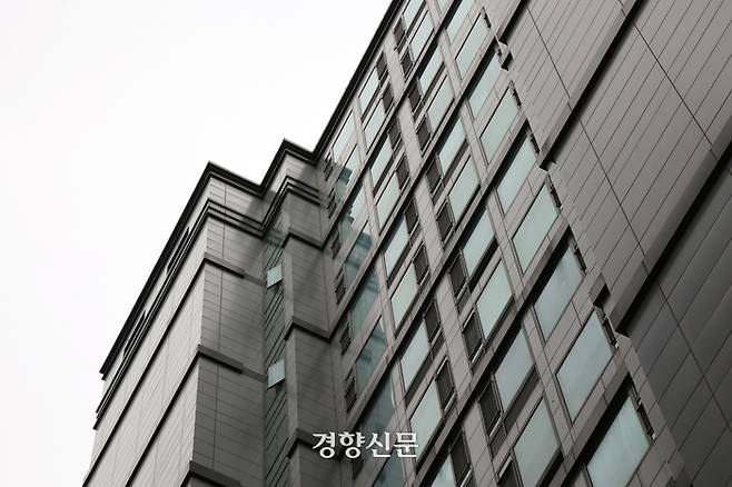 지난 16일 서울 강남구의 한 고층 건물에서 10대 여학생이 사회관계서비스(SNS) 라이브를 켠 채 추락해 사망하는 사고가 발생했다. 사진은 사고가 발생한 건물. 조태형 기자