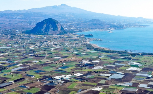 지난해 서귀포 등 제주도 남부지역 지하수 수위가 가장 큰 폭으로 하락했다. 사진은 지난달 제주 서귀포시 대정읍 상공에서 바라본 한라산과 산방산의 모습. 뉴시스