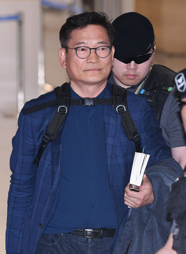 2021년 전당대회 '돈 봉투' 의혹에 대한 책임을 지고 탈당 의사를 밝힌 송영길 전 더불어민주당 대표가 24일 인천국제공항을 통해 귀국하고 있다. 인천공항=이한형기자