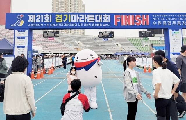 태극기 캐릭터 '태동이'가 아이들과 함께 기념사진을 찍고 있다. 송상호기자