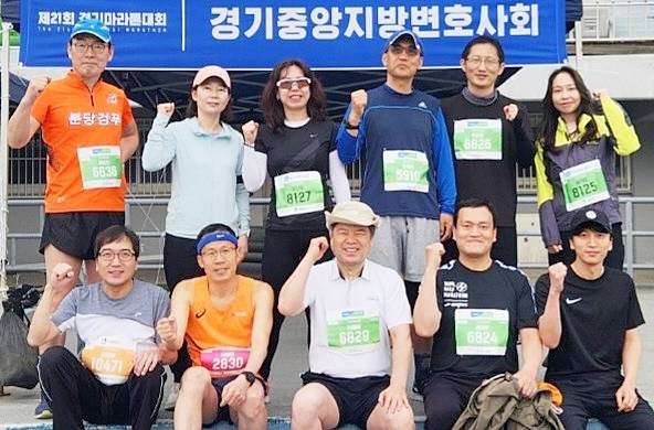 재심 전문 변호사 박준영씨(윗줄 오른쪽 두 번째)와 경기중앙지방변호사회 관계자들이 기념촬영을 하고 있다. 이나경기자