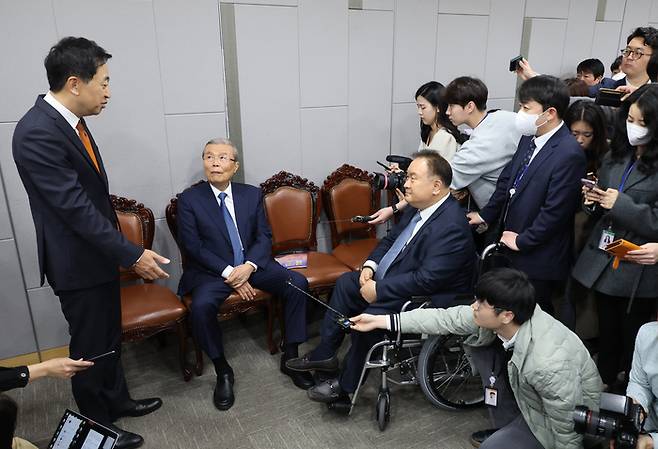 18일 국회에서 열린 ‘다른 미래를 위한 성찰과 모색 포럼’에서 국민의힘 김종인 전 비대위원장과 민주당 이상민 의원, 금태섭 전 의원이 대화하고 있다. 금태섭 전 의원 등이 주도하는 ‘다른 미래를 위한 성찰과 모색 포럼’ 준비모임의 첫 토론회이다. [사진 = 연합뉴스]