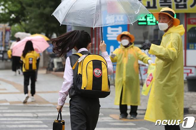 지난 18일 오전 대구 중구의 한 초등학교 앞에서 우산을 쓴 어린이들이 등굣길 발걸음을 재촉하고 있다/사진=뉴스1