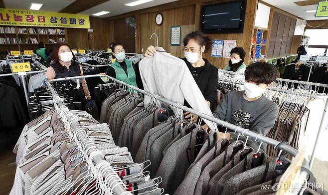 기사와 직접적인 관련이 없음. 지난 2월8일 광주 북구 우산동 새마을부녀회 사무실 내 상설교복나눔장터에서 신학기를 앞두고 학부모와 학생이 교복을 고르고 있다. /사진제공=광주 북구