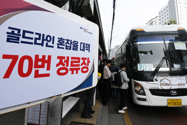 고질적 혼잡 개선될까? 김포시가 출근길 김포도시철도(김포골드라인) 혼잡 개선 대책으로 70번 시내버스 노선에 전세버스를 추가 투입한 한 첫날인 24일 오전 경기 김포시 고촌역 인근 버스 승강장에서 시민들이 70번 버스를 타고 있다.  백동현 기자