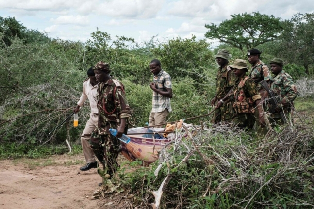 23일 케냐 보안군이 남부 킬리피 카운티 해안 마을 말린디 외곽 샤카홀라 숲에서 구조된 젊은이를 들것에 나르고 있다. AFP 연합뉴스