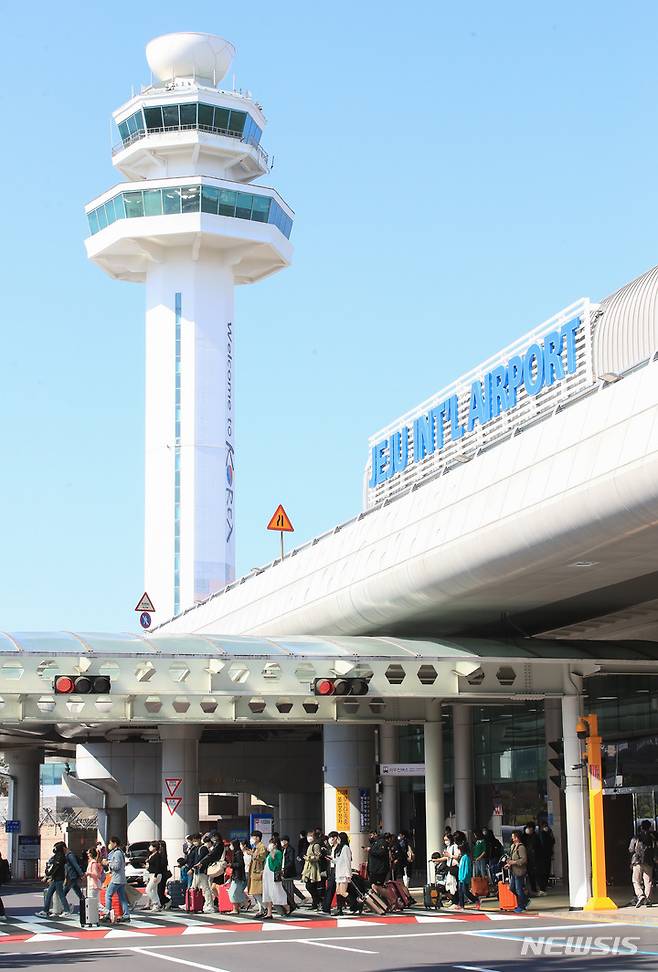 [제주=뉴시스] 우장호 기자 = 제주국제공항 1층 도착장이 제주를 찾은 관광객들의 발걸음으로 붐비고 있다. (뉴시스DB) woo1223@newsis.com