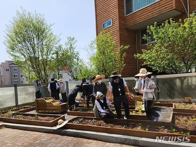 [전주=뉴시스]윤난슬 기자 = 전주시 농업기술센터는 올해 총사업비 2억500만원을 투입해 전주지역 23개 학교에 도시농업 체험 공간을 조성하고, 학생들을 위한 맞춤형 농업체험 프로그램을 지원할 계획이라고 24일 밝혔다.(사진=전주시 제공)