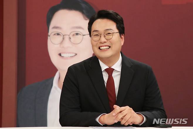 [서울=뉴시스] 국회사진기자단 = 천하람 국민의힘 당대표 후보가 3일 서울 마포구 채널A 스튜디오에서 열린 국민의힘 당대표 후보자 토론회가 시작되기 전 준비를 하고 있다. 2023.03.03. photo@newsis.com