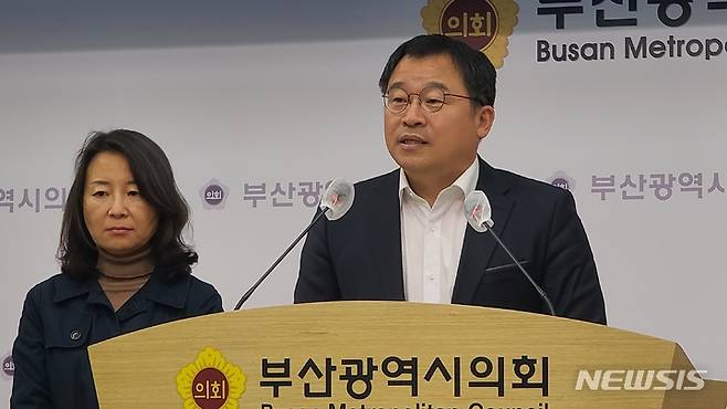 [부산=뉴시스] 권태완 기자 = 부산시민운동단체연대는 24일 오전 부산시의회 브리핑룸에서 '다대동 구 한진중공업 공공기여협상 전면 재검토 촉구' 기자회견을 열고 발언하고 있다. 2023.04.24. kwon97@newsis.com