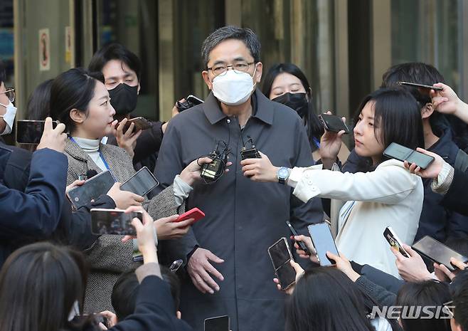 [서울=뉴시스] 조성봉 기자 =  대장동 일당에게 아들 퇴직금 명목으로 뇌물을 수수한 혐의로 기소된 곽상도 전 국회의원이 8일 서울 서초구 서울중앙지방법원에서 열린 특정범죄 가중처벌 등에 관한 법률 위반(뇌물) 등 혐의 관련 1심 선고공판을 마친 뒤 취재진의 질문에 답하고 있다.  (공동취재사진) 2023.02.08. photo@newsis.com