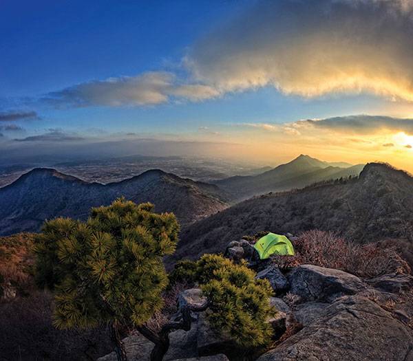 투구봉에서 본 일몰. 푸른 하늘을 따사로운 오렌지빛으로 물들이던 태양이 서쪽 하늘로 지자, 3월 꽃샘추위가 몰아 닥쳤다.