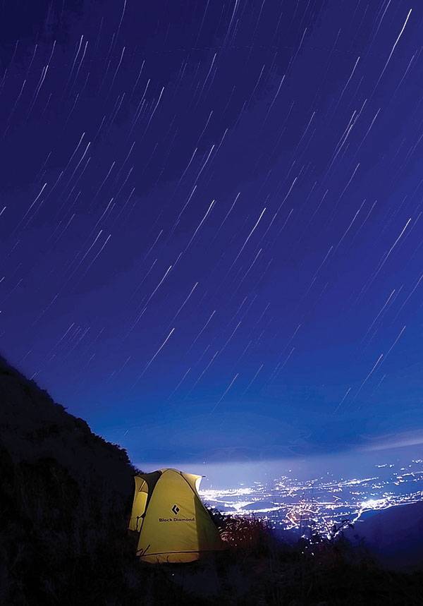 바쁘게 움직이는 도시의 불빛에 뒤질세라 별들도 쉬지 않고 밤새 궤적을 그렸다.
