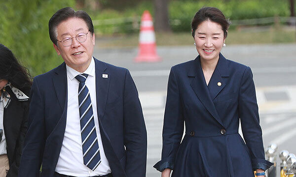 더불어민주당 이재명 대표(왼쪽)과 강선우 대변인이 24일 국회로 걸어가고 있다. 연합뉴스