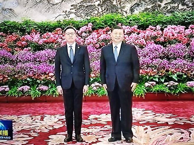 시진핑 중국 국가주석에게 신임장 제정하는 정재호 주중 한국대사(왼쪽). 중국 CCTV 화면 캡처