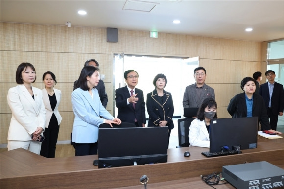 서울시 보건환경연구원의 대기질 종합상황실을 찾아, 위성사진으로 기류와 초미세먼지 등을 관측하고 있는 보건복지위원회 위원들