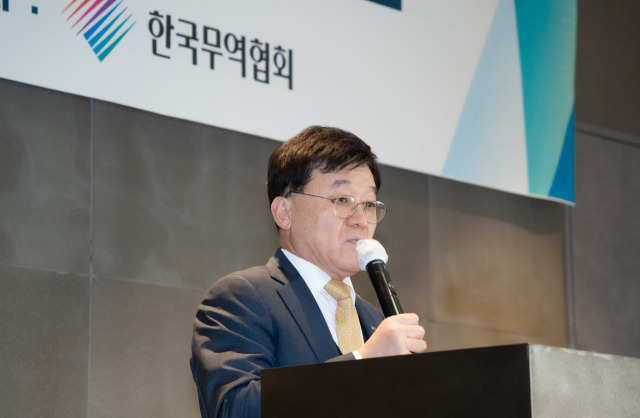 정만기 한국무역협회 부회장이 지난달 9일 서울 강남구 트레이드타워에서 열린 ‘제2회 글로벌 통상포럼’에서 개회사를 하고 있다. 사진 제공=한국무역협회