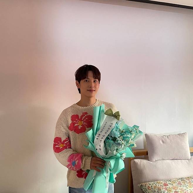 Actor Siwan showed off his beauty more beautiful than flowers ahead of the release of the movie.Siwan posted a photo on his social networking service (SNS) on the 24th with an article called  ⁇   ⁇   ⁇   ⁇   ⁇ .In the photo, Siwan stared at the camera with a bouquet of flowers.Siwan drew attention to her beauty rather than the flower she was holding.Siwan, on the other hand, has been active in 2022, starring in Tracer, Doing Nothing and Emergency Manifesto. Recently, he has played a villain in Netflix  ⁇  I just dropped my smartphone.Also, based on the true story of Seo Yun-bok who participated in the Boston Marathon,  ⁇  1947 Boston  ⁇  is about to be released.