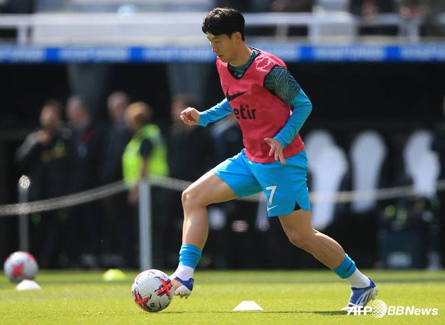 토트넘 손흥민이 23일 뉴캐슬의 세임트제임스파크에서 열린 잉글랜드 프리미어리그(EPL) 32라운드 뉴캐슬와 원정경기에 앞서 몸을 풀고 있다. /AFPBBNews=뉴스1