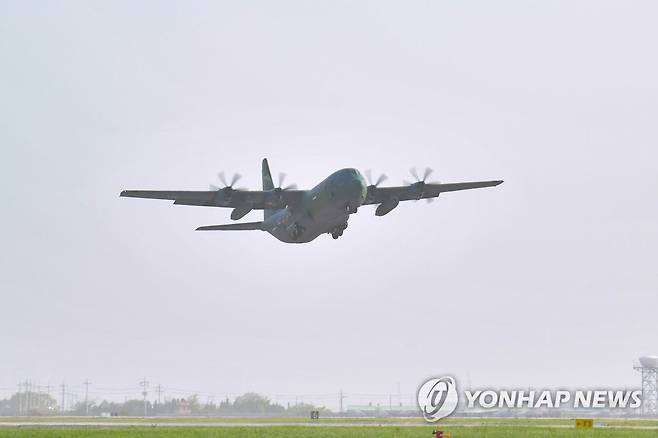 이륙하는 C-130J 수송기  2023년 4월 21일 공군 제5공중기동비행단에서 C-130J 수송기가 수단 교민철수 해외임무를 수행하기 위해 힘차게 이륙하고 있다.
 [국방부 제공. 재판매 및 DB 금지]