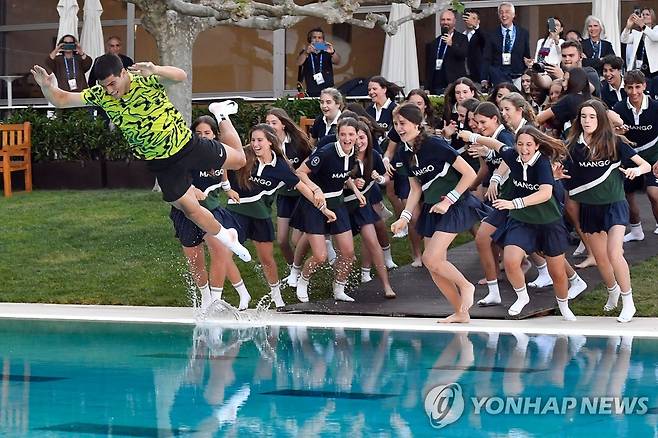 다이빙하는 알카라스(왼쪽) [AFP=연합뉴스]