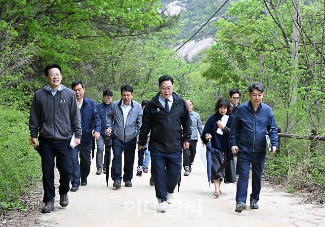 강수현 시장(앞줄 가운데)과 간부 공무원들이 우이령길을 걷고 있다.(사진=양주시 제공)