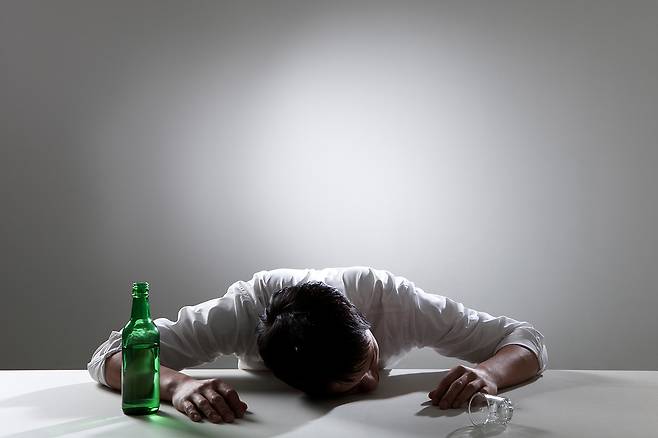 장기간 음주의 다양한 영향 가운데 통증이 자리한다. [사진=클립아트코리아]