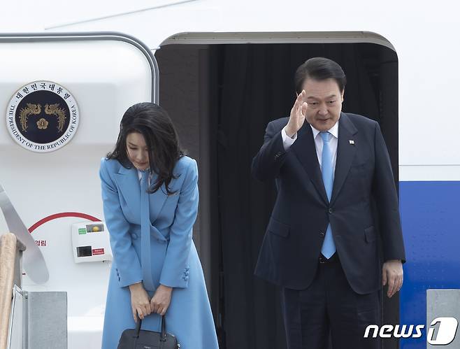 5박7일 일정으로 미국을 국빈 방문하는 윤석열 대통령과 김건희 여사가 지난 24일 경기 성남시 서울공항을 통해 출국하고 있다. 2023.4.24/뉴스1 ⓒ News1 신웅수 기자