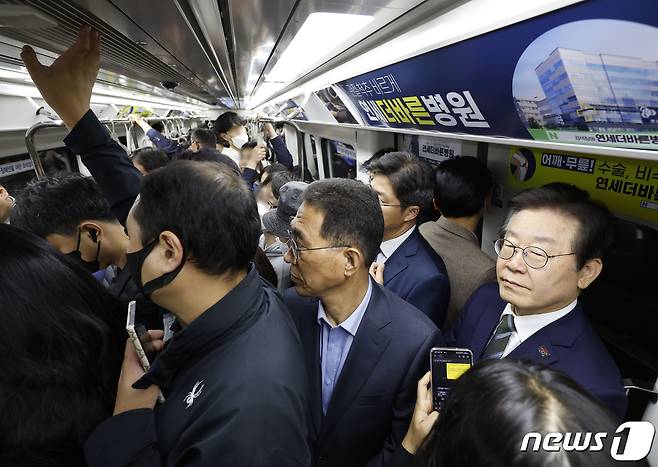 이재명 더불어민주당 대표가 25일 오전 경기도 김포시 김포도시철도(김포골드라인) 운양역에서 열차를 타고 승객 과밀 상황을 살피고 있다. 2023.4.25/뉴스1 ⓒ News1 국회사진취재단