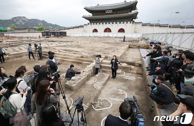 국립서울문화재연구원 관계자들이 25일 서울 종로구 경복궁 앞에서 광화문 월대의 복원정비를 위해 진행 중인 발굴조사의 성과와 향후 복원계획을 언론에 공개하고 있다. 2023.4.25/뉴스1 ⓒ News1 허경 기자