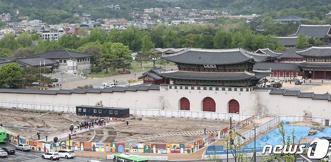 국립서울문화재연구원 관계자들이 25일 서울 종로구 경복궁 앞에서 광화문 월대의 복원정비를 위해 진행 중인 발굴조사의 성과와 향후 복원계획을 언론에 공개하고 있다. 2023.4.25/뉴스1 ⓒ News1 허경 기자