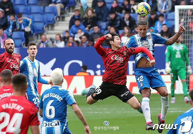 스페인 프리메라리가 마요르카의 이강인이 25일 오후(현지시간) 스페인 바르셀로나 RCDE 스타디움에서 열린 에스파뇰과의 2022-23 프리메라리가 23라운드 경기에서 비니시우스 수자와 공중볼을 다투고 있다. 마요르카는 이날 경기에서 2:1로 석패했다.  ⓒ News1 박정호기자