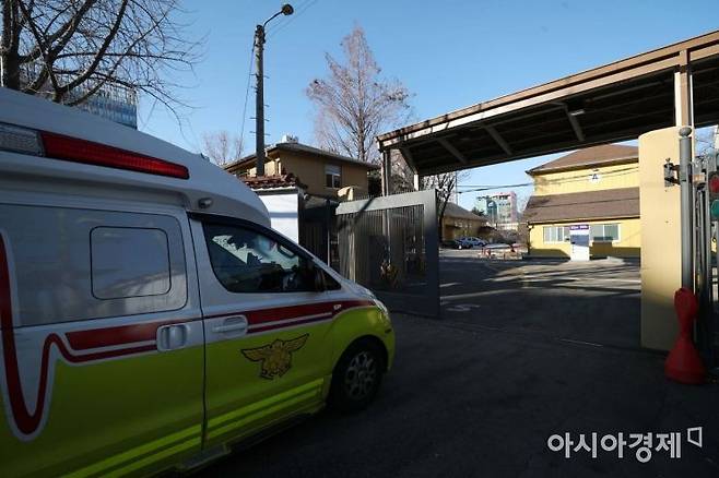 정부가 신종 코로나바이러스 감염증(코로나19) 백신 접종 세부 시행계획 등을 발표한 가운데 29일 코로나19 백신 중앙접종센터가 설치된 서울 중구 국립중앙의료원 격리치료병동에 구급차량이 들어가고 있다. /문호남 기자 munonam@